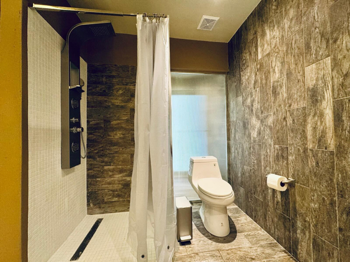 Bathroom 3, THE BUOY