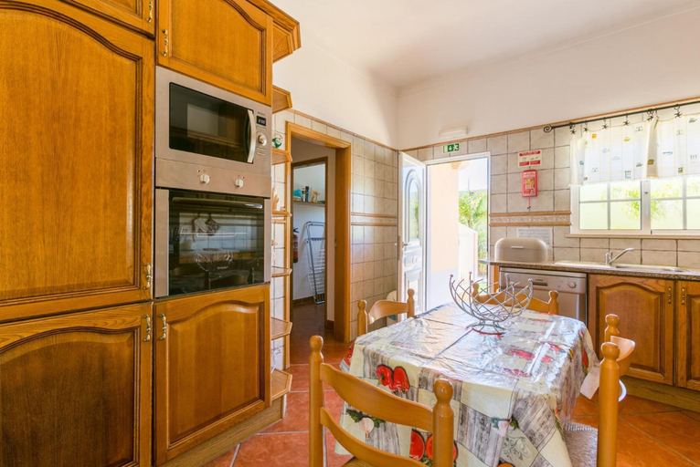 Room 3, Casa Amendoeira Large Private Pool Wifi, Albufeira