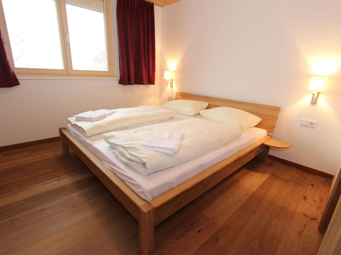 Room 4, Modern Apartment With Balcony and Access to Sauna, Zell am See
