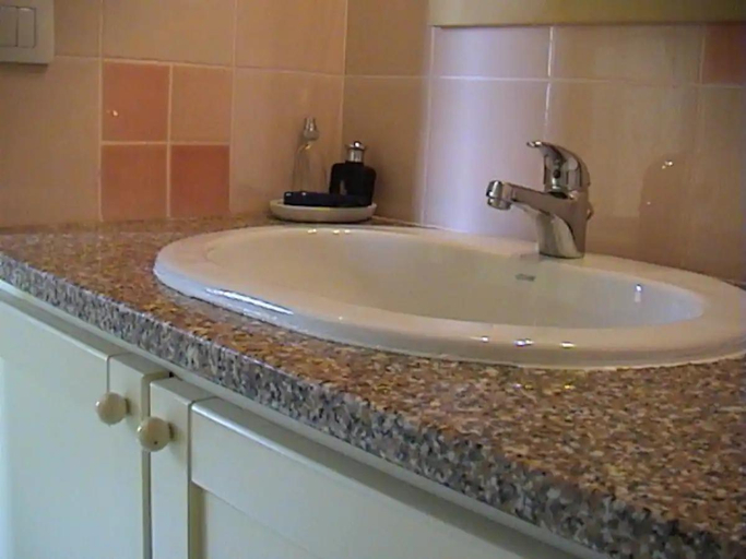 Bathroom 2, Panoramic Sea-views. Sunsets, 7 min Walk to Beach, Cottage Apartment, Terrace, Olbia-Tempio