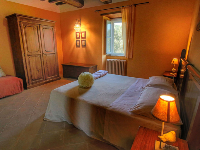 Room 3, Picturesque Holiday Home in Assisi With Pool, Perugia