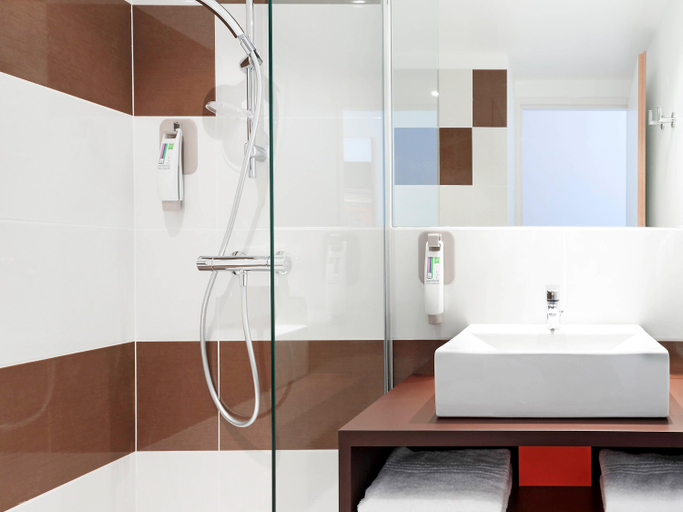 Bathroom 5, ibis Styles Montpellier Centre Comedie, Hérault