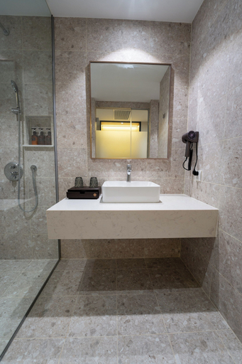 Bathroom 5, The Skye Phnom Penh Hotel & Apartments, Ruessei Kaev