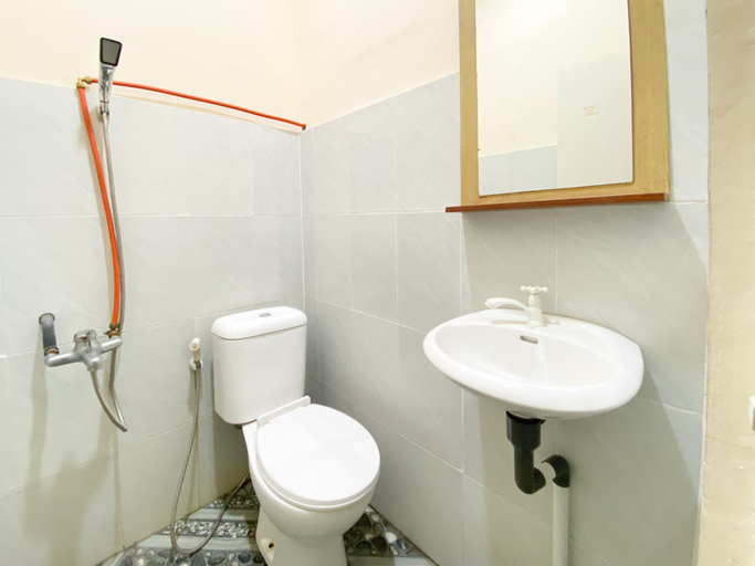Bathroom, RedDoorz Syariah @ Jatiroto Lumajang, Lumajang