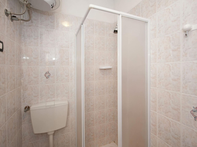 Bathroom 3, Inviting Holiday Home With Terrace, Garden Furniture, BBQ, La Spezia