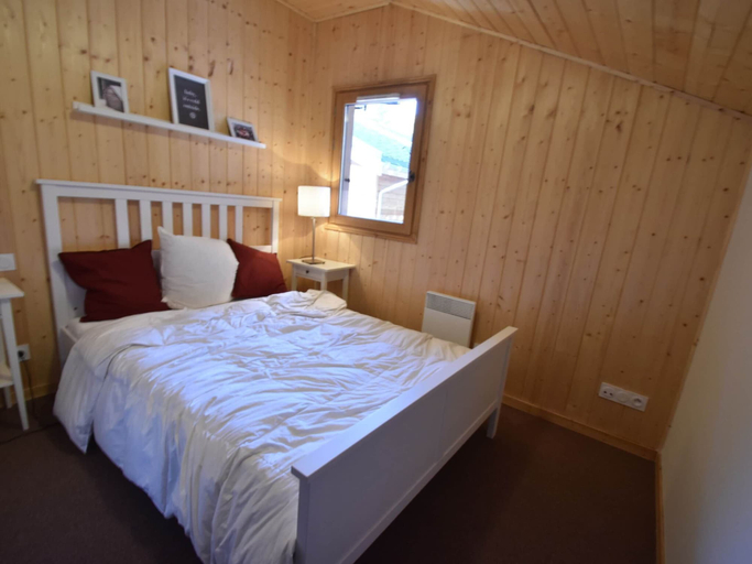 Bedroom 3, Splendid Chalet in Chamrousse With TV, Isère