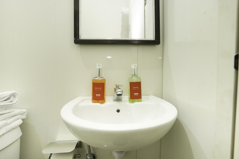 Bathroom 3, Flagship 3688 Pot Art, Surabaya