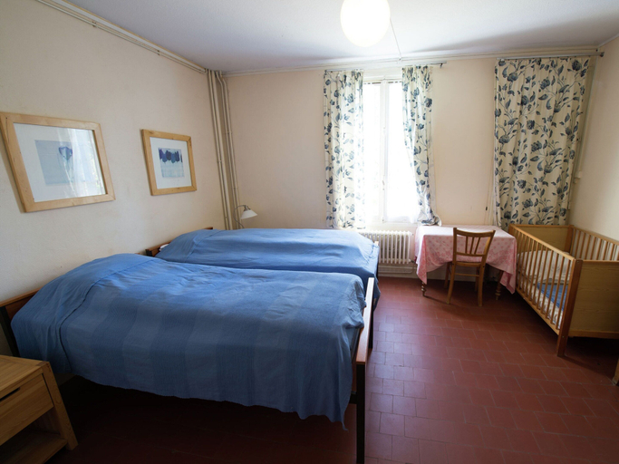 Room 4, Unique Holiday Home in Saint-honore-les-bains With Garden, Nièvre