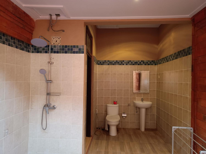 Bathroom 13