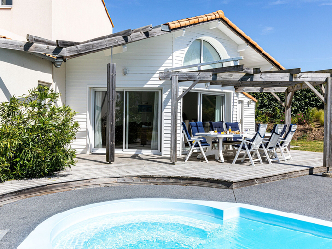 Balcony 2, Luxurious Villa With Private Pool in the Vendee, Vendée