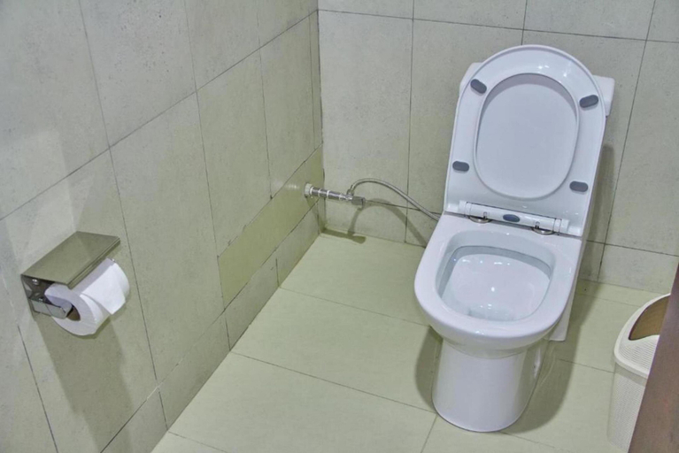 Bathroom 3, Golden Castle Hotel, Bugahya