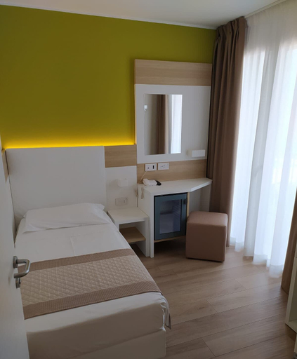 Bedroom 3, hotel almalux jesolo di furlan andrea, Venezia