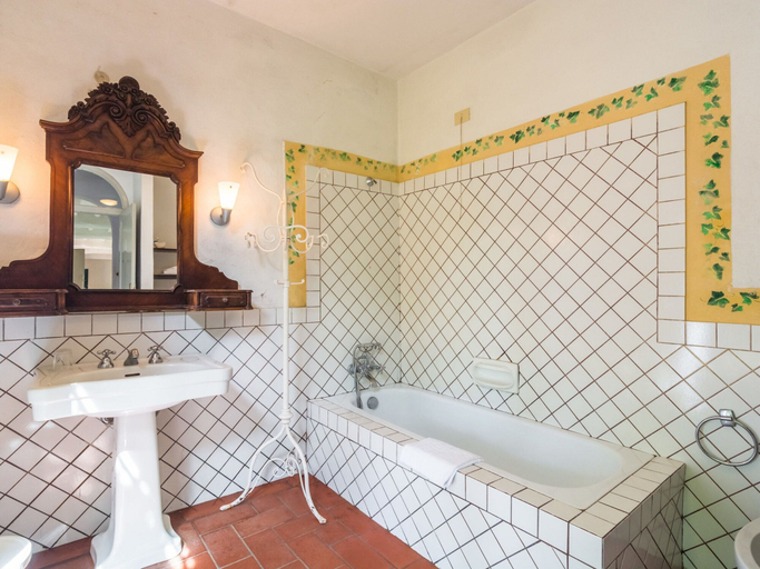 Bathroom 4, Cosy Farmhouse in Bacchereto With Swimming Pool, Prato
