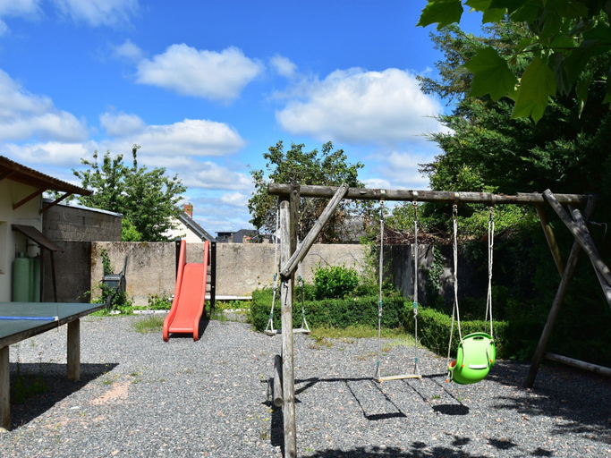 Garden 5, Unique Holiday Home in Saint-honore-les-bains With Garden, Nièvre
