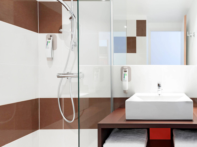 Bathroom 5, ibis Styles Montpellier Centre Comedie, Hérault