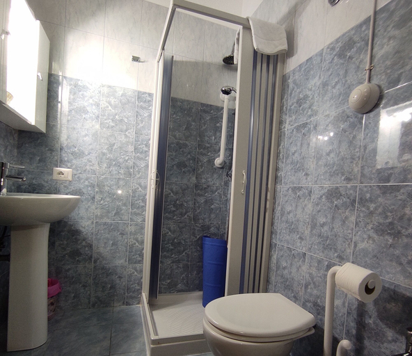Bathroom 5, Coccinella, Latina