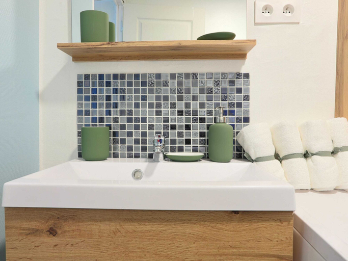 Bathroom 5, Attractive Holiday Home With Shared Pool in the Luberon, Vaucluse