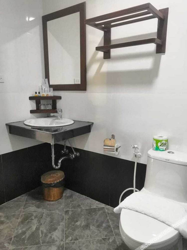 Bathroom 4, PM Hotel, Vangvieng