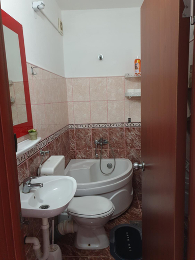 Bathroom 3, Montenegrinbeautystar