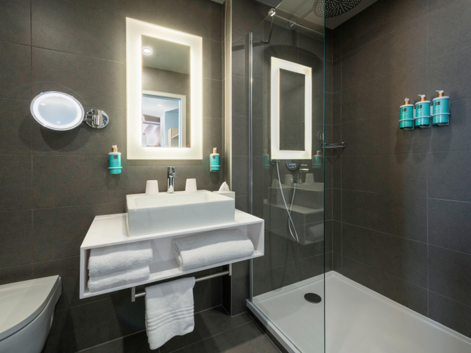Bathroom 5, Novotel Paris 20 Belleville, Paris