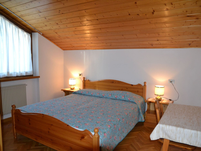 Room 5, Amazing Apartment in Cavalese With Shared Terrace, Trento