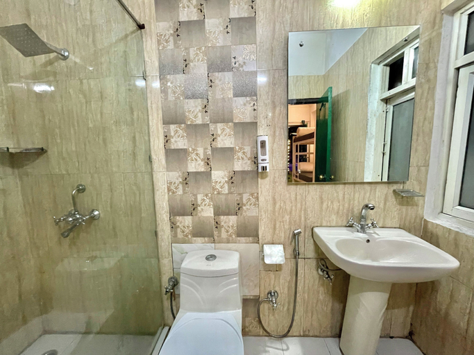 Bathroom, The Wraveler Tapovan Rooms and Dorms, Garhwal