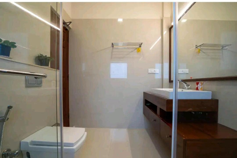 Bathroom 2, Heavens Gate Holidays. The luxury Holiday Home, The Nilgiris