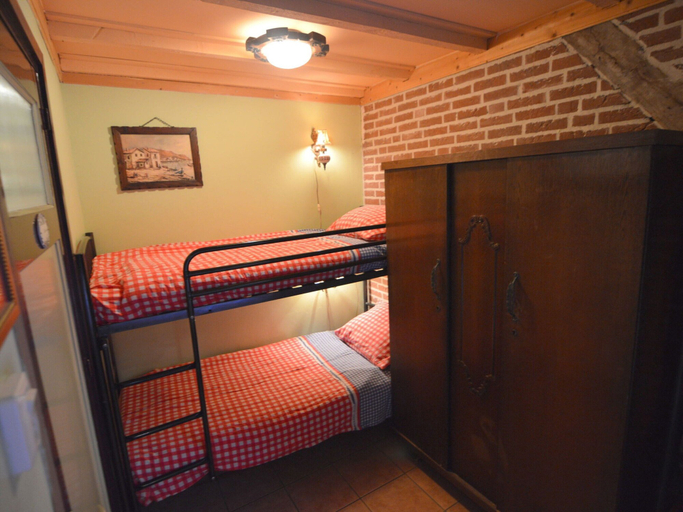 Room 3, Cozy Holiday Home in Bergen op Zoom With Garden, Bergen op Zoom