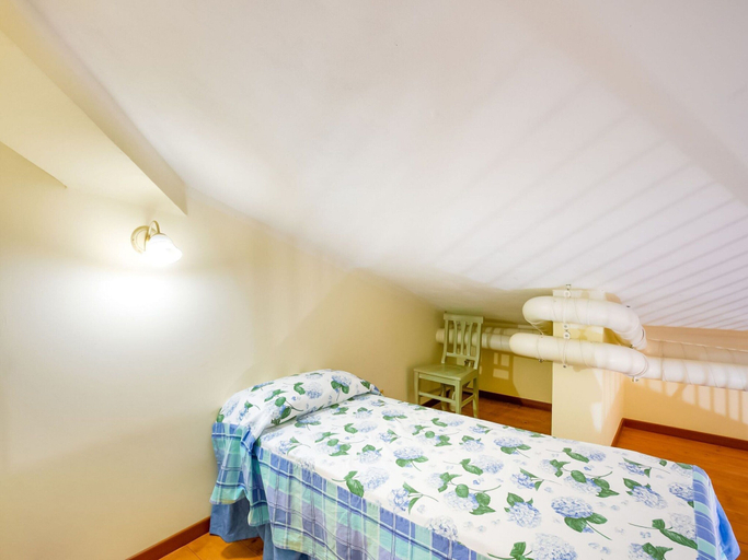 Bedroom 2, Vibrant Holiday Home in Castiglione del Lago, Perugia