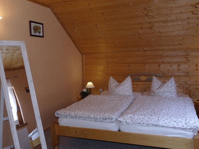 Room 2, Hill-view Holiday Home in Dankerode Near Lake and Hiking, Harz