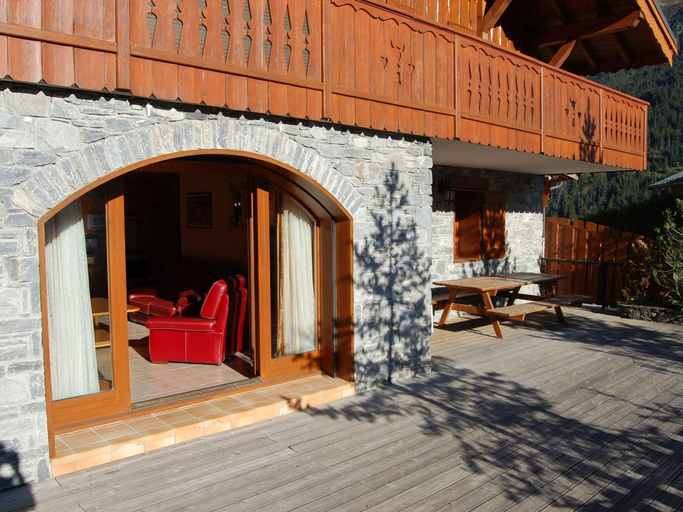 Balcony 5, Spacious Holiday Home Near Center of Champagny, Savoie