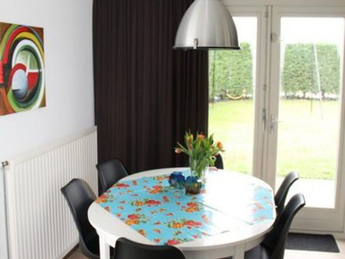 Dining 3, Appealing Bungalow With Garden, Sluis