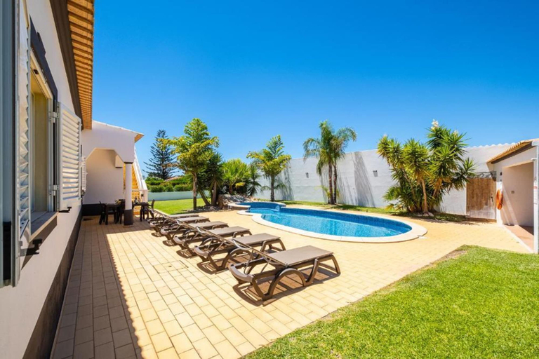 Room 2, Casa Amendoeira Large Private Pool Wifi, Albufeira