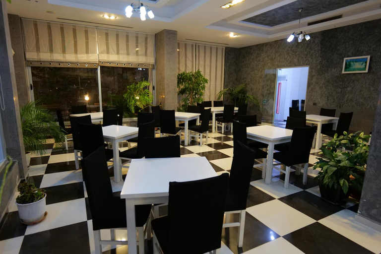 Others 5, Hotel Dior, Sarandës