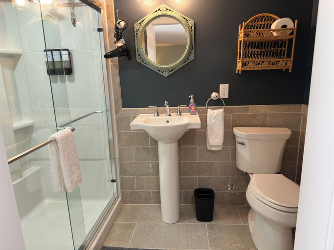 Bathroom 3, John H Wallace House, Pike