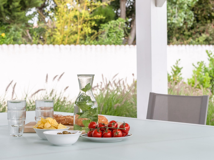 Food & Drinks 4, Luxurious Villa in Saint Genies de Fontedit With Heated Pool, Hérault