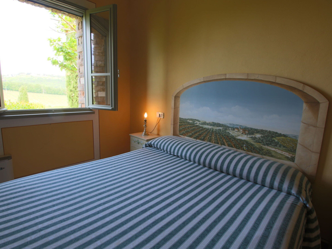 Room 4, Beautiful Farmhouse in San Gimignano With Pool, Siena