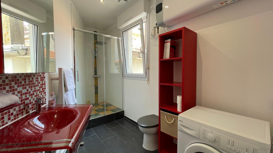 Bathroom 3, Central Biarritz Appartements, Pyrénées-Atlantiques