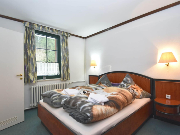 Bedroom 3, Luxurious Apartment in Jagersgrun With Saunas, Vogtlandkreis