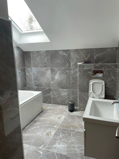 Bathroom 3, Luxury Waterfront Apartment