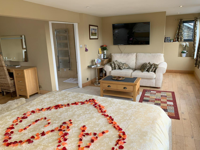 Facilities 5, The Penthouse Bowness Tranquil Loft Jacuzzi Bath & Complimentary Cascades Spa Membership, Cumbria