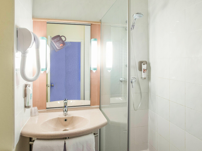 Bathroom, Ibis Saint-brieuc Yffiniac, Côtes-d'Armor