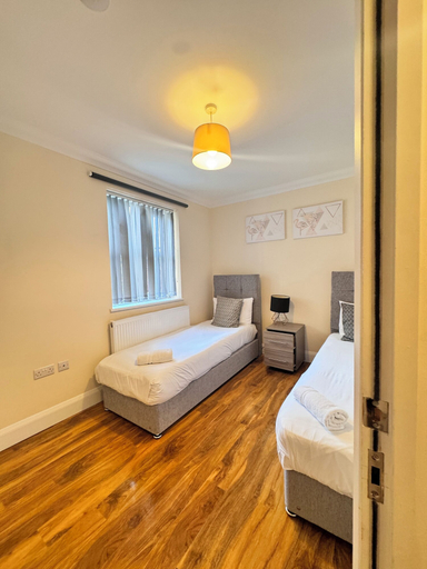Bedroom 4, Stay Near Heathrow! Pristine, Convenient & Only 5 Mins to the Terminals, Surrey