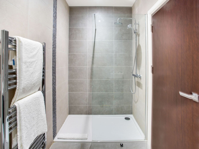 Bathroom 4, Apartment in Milton Keynes Near Canary Karaoke, Milton Keynes