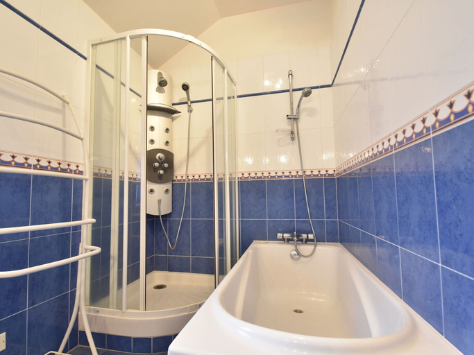 Bathroom 5, Spacious Holiday Home in Besse With Swimming Pool, Dordogne