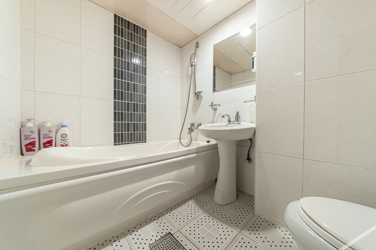 Bathroom 5, Oryu Bon Motel, Guro