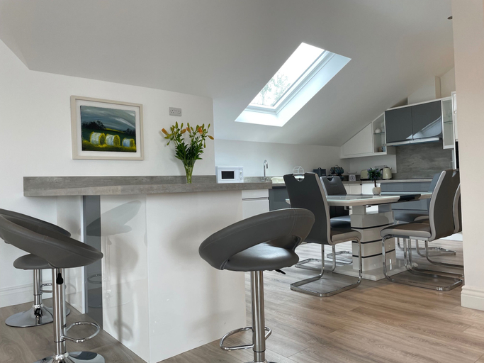 Dining, Luxury Waterfront Apartment
