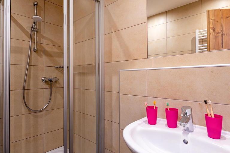 Bathroom 3, Hotel der Wolkensteinbar, Zell am See