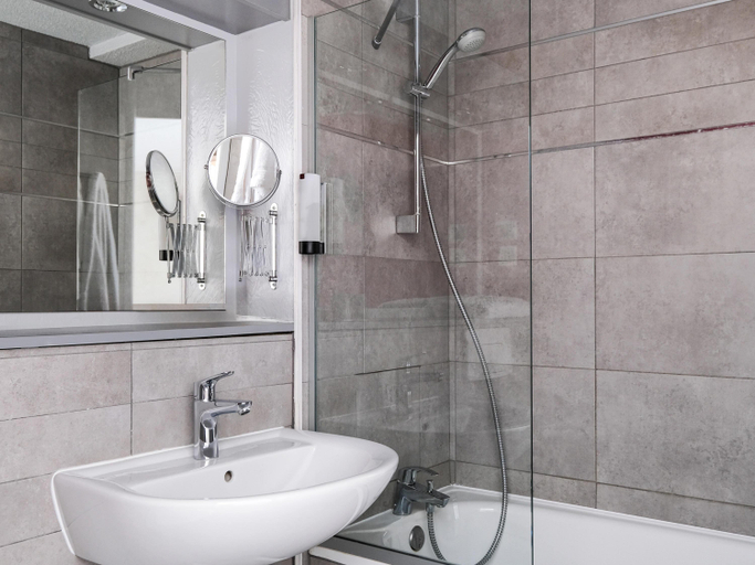 Bathroom, Greet Hotel Massieux Lyon Nord, Ain