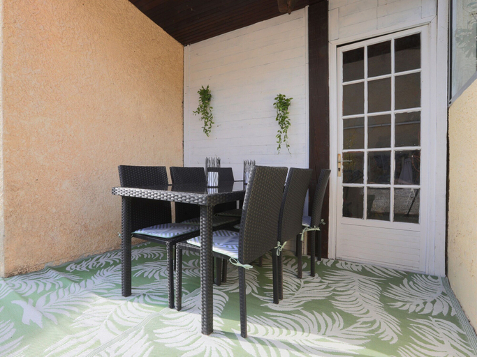 Balcony 2, Attractive Holiday Home With Shared Pool in the Luberon, Vaucluse